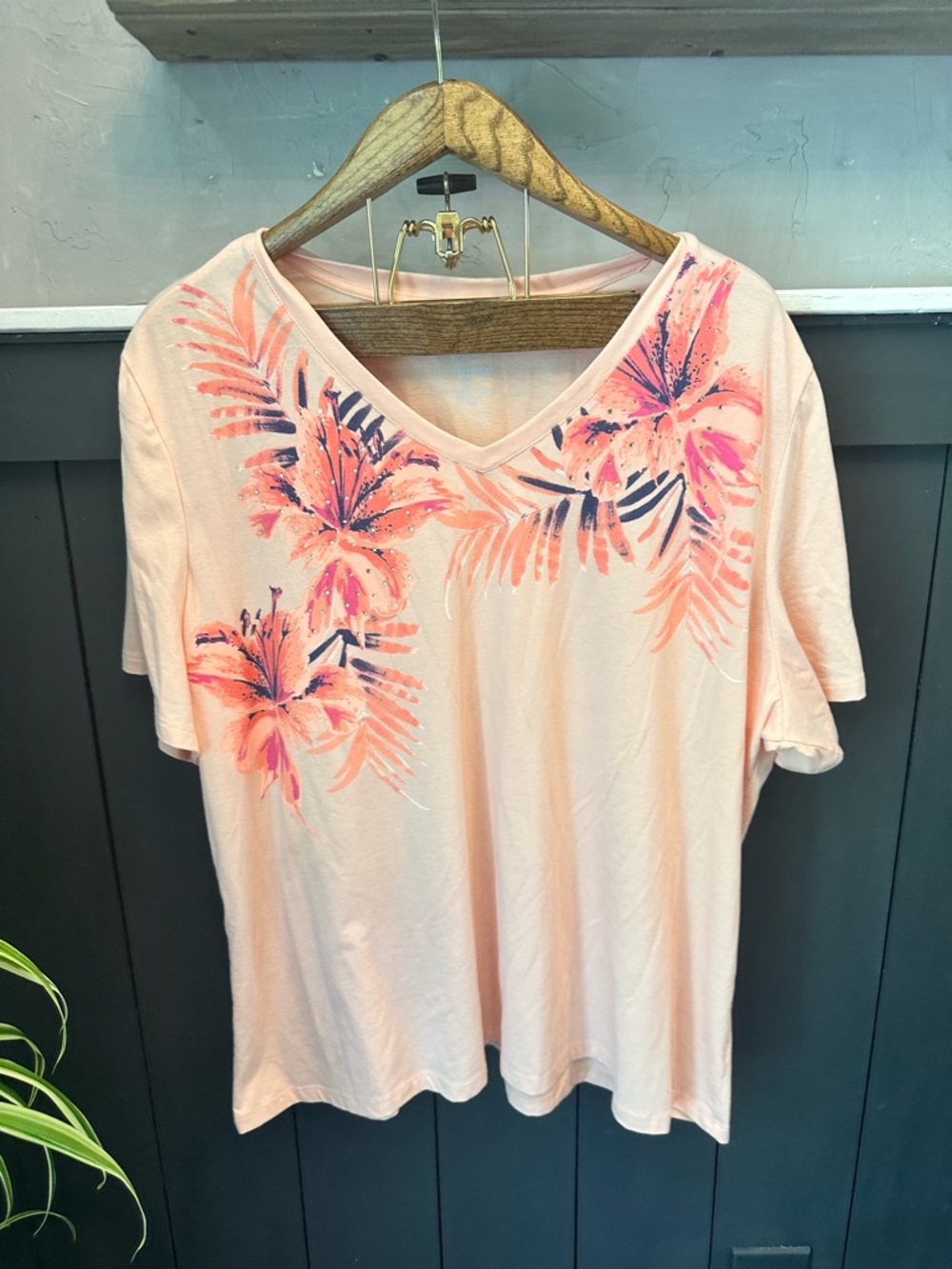 Palm Grove Women's V-Neck Floral Tee  Light Pink Peach Print Size 3X